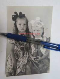 Rusetti-brunetti & Yrmy-blondi -valokuva