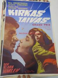 Kirkas taivas - Den klara himlen, pääosissa Nina Drobysheva, Jevgeni Urbasenski, ohjaus Grigori Tshuhrai -elokuvajuliste