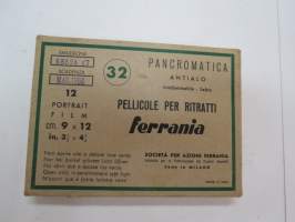 Ferrania pellicole per ritratti - pancromatica antialo - ininflammabile 9 x 12 cm / Portrait film -filmipakkaus, avaamaton, päivätty mar - 1956 -unopened film