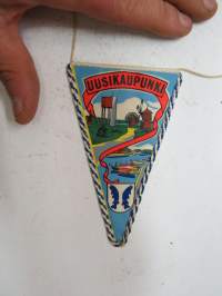 Uusikaupunki -matkailuviiri / matkamuistoviiri, pikkukoko -souvenier pennant