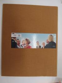 Volvo V70 2004 -myyntiesite / kansio, jossa 2 kpl DVD ja painettua materiaalia -sales folder