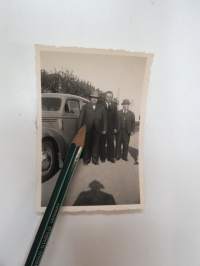 Studebaker & yrmyt herrat -valokuva / photograph
