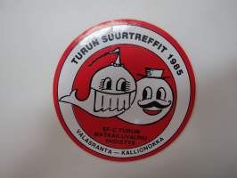 Valasranta 1985 - Turun suurtreffit - Turun Matkailuvaunuyhdistys SF-C Yläne - Valasranta - Kallionokka -tarra / sticker