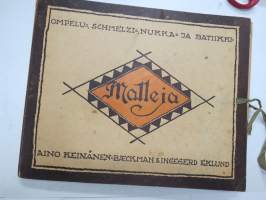 Ompelu-, schmelzi-, nukka- ja batiikkimalleja (Mönster för sömnad, Schmeltz, flossa & batik) -kansiossa malliarkkeja, kaikki näkyvät kuvissa