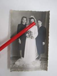 Häät - vihkitilaisuus - hääpari - morsian, Imatran Valokuvaamo H. Sundholm, Imatra -valokuva / photograph