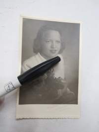 Ripitetty / Rippityttö / Rippilapsi - Imatran Valokuvaamo H. Sundholm, Imatra - valokuvausliikkeen arkistoa sota-ajalta / 1940-luvulta