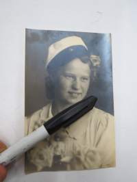 Ylioppilas - Imatran Valokuvaamo H. Sundholm, Imatra - valokuvausliikkeen arkistoa sota-ajalta / 1940-luvulta