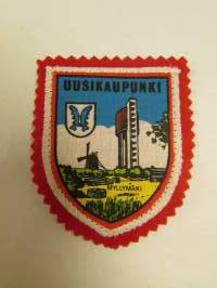 Uusikaupunki-kangasmerkki / matkailumerkki / hihamerkki / badge -pohjaväri punainen