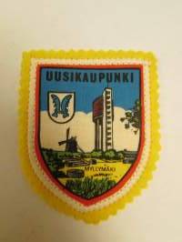 Uusikaupunki-kangasmerkki / matkailumerkki / hihamerkki / badge -pohjaväri keltainen