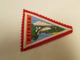 Heinola-kangasmerkki / matkailumerkki / hihamerkki / badge -pohjaväri punainen