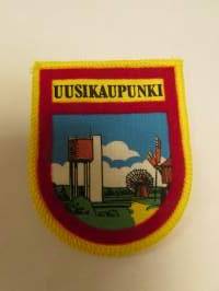 Uusikaupunki-kangasmerkki / matkailumerkki / hihamerkki / badge -pohjaväri keltainen