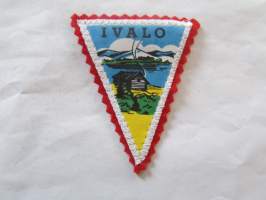 Ivalo -kangasmerkki / matkailumerkki / hihamerkki / badge -pohjaväri punainen