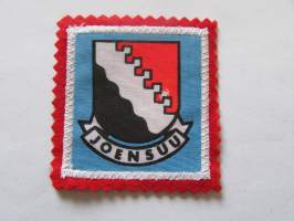 Joensuu -kangasmerkki / matkailumerkki / hihamerkki / badge -pohjaväri punainen