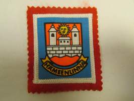 Hämeenlinna -kangasmerkki / matkailumerkki / hihamerkki / badge -pohjaväri punainen