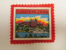 Hämeenlinna -kangasmerkki / matkailumerkki / hihamerkki / badge -pohjaväri punainen