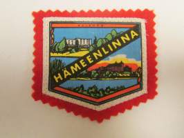 Hämeenlinna -kangasmerkki / matkailumerkki / hihamerkki / badge -pohjaväri punainen