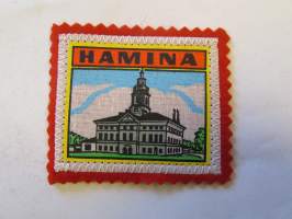 Hamina -kangasmerkki / matkailumerkki / hihamerkki / badge -pohjaväri punainen