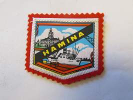 Hamina -kangasmerkki / matkailumerkki / hihamerkki / badge -pohjaväri punainen