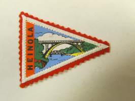 Heinola -kangasmerkki / matkailumerkki / hihamerkki / badge -pohjaväri punainen