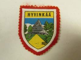 Hyvinkää -kangasmerkki / matkailumerkki / hihamerkki / badge -pohjaväri punainen