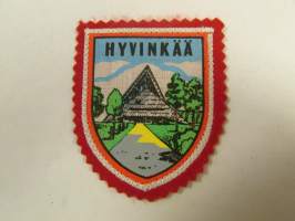 Hyvinkää -kangasmerkki / matkailumerkki / hihamerkki / badge -pohjaväri punainen