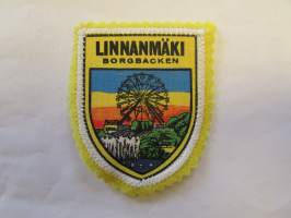 Linnanmäki -Borgbacken -kangasmerkki / matkailumerkki / hihamerkki / badge -pohjaväri keltainen