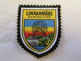 Linnanmäki -Borgbacken -kangasmerkki / matkailumerkki / hihamerkki / badge -pohjaväri musta