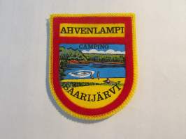Ahvenlampi -Camping -Saarijärvi -kangasmerkki / matkailumerkki / hihamerkki / badge -pohjaväri keltainen