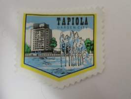Tapiola - Garden City -kangasmerkki / matkailumerkki / hihamerkki / badge -pohjaväri valkoinen
