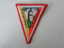 Pietarsaari - Jakobstad -kangasmerkki / matkailumerkki / hihamerkki / badge -pohjaväri punainen