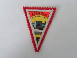 Kokkola - Halkokari -kangasmerkki / matkailumerkki / hihamerkki / badge -pohjaväri punainen