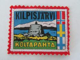 Kilpisjärvi -Koltapahta -kangasmerkki / matkailumerkki / hihamerkki / badge -pohjaväri punainen