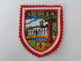 Lovisa - Loviisa -kangasmerkki / matkailumerkki / hihamerkki / badge -pohjaväri punainen