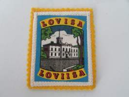 Lovisa - Loviisa -kangasmerkki / matkailumerkki / hihamerkki / badge -pohjaväri keltainen