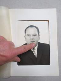 Armas Puolimatka -valokuva kansiossa,
