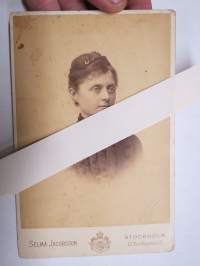 Aino Rotkirch, kuvattu Tukholmassa 1800-luvulla - kabinettikuva, toisessa kuvassa mainittu