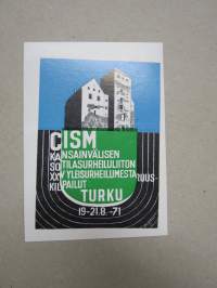 CISM Kansainvälisen Sotilasurheiluliiton XXV Yleisurheilumestaruuskilpailut, Turku 1971 -tarra, piirtänyt Antti Jantunen