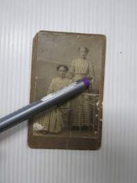 Elsa ja Maria, Atelier / valokuvaamo Jakobstads Forografi atelier Aug. Kjärulf -visiittikorttivalokuva / visit card photograph / cdv