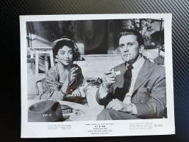 Kirk Douglas - Act of Love - United Artists Corporation - still- / kaappikuva