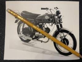Casal / II -mopedi / moottoripyörä tai niihin liittyvä -valokuva, promootiokuva / promotional photograph of a moped / motercycle / related