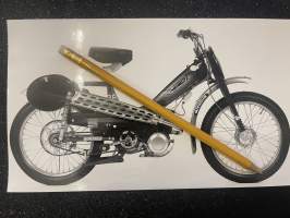 Moto Curtner / II -mopedi / moottoripyörä tai niihin liittyvä -valokuva, promootiokuva / promotional photograph of a moped / motercycle / related