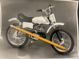Italjet Junior Cross / II -mopedi / moottoripyörä tai niihin liittyvä -valokuva, promootiokuva / promotional photograph of a moped / motercycle / related