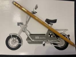 Solo electra / II -mopedi / moottoripyörä tai niihin liittyvä -valokuva, promootiokuva / promotional photograph of a moped / motercycle / related