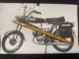 Verhovina moto 50/ II -mopedi / moottoripyörä tai niihin liittyvä -valokuva, promootiokuva / promotional photograph of a moped / motercycle / related