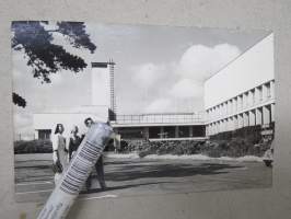 Lola Liberovski (Liberowsky?), L.W. Lindmanin - ravintoloitsija (Kaisaniemi) - ottotytär toisesta avioliitosta, Olympiastadion -valokuva