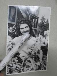 Lola Liberovski (Liberowsky?), L.W. Lindmanin - ravintoloitsija (Kaisaniemi) - ottotytär toisesta avioliitosta, -valokuva