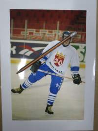 Saku Koivu Jääkiekko MM 1995 jalka nousee kevyesti tiistain harjoituksissa, Pressfoto - Esa Pyysalo -virallinen pressikuva