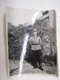 Kaulus auki -suomalainen sotilasvalokuva