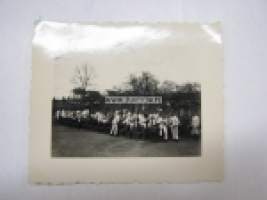 Koulun penkillä -saksalainen sotilasvalokuva