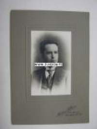 Edvard kesällä 1912 -valokuva